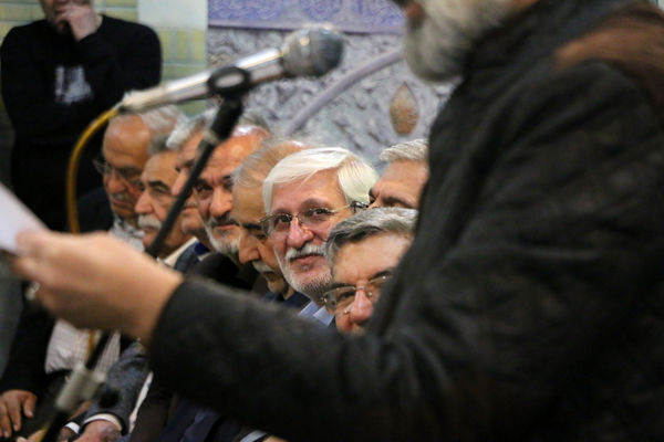 نشست صمیمی‌ دانش‌آموختگان دبیرستان امام رضا(ع) قم در هیات خادم الرضا(ع)