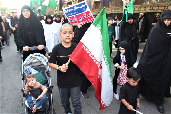 حماسه حضور نوجوانان کفن‌پوش قمی در راهپیمایی «عهد خون»