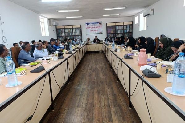 نشست تخصصی مدیران مدارس منطقه فین برای برنامه‌ریزی آغاز سال تحصیلی جدید برگزار شد