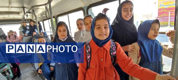 بازدید دانش آموزان مدرسه شهید خاقانی شیروان از کتابخانه اندیشه‌‌ در هفته کتاب و کتابخوانی