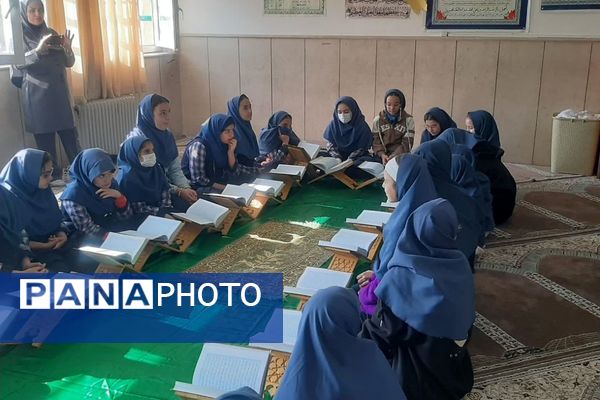 محفل انس با قرآن کریم در مدرسه نرگس و فرهیختگان2 پردیس