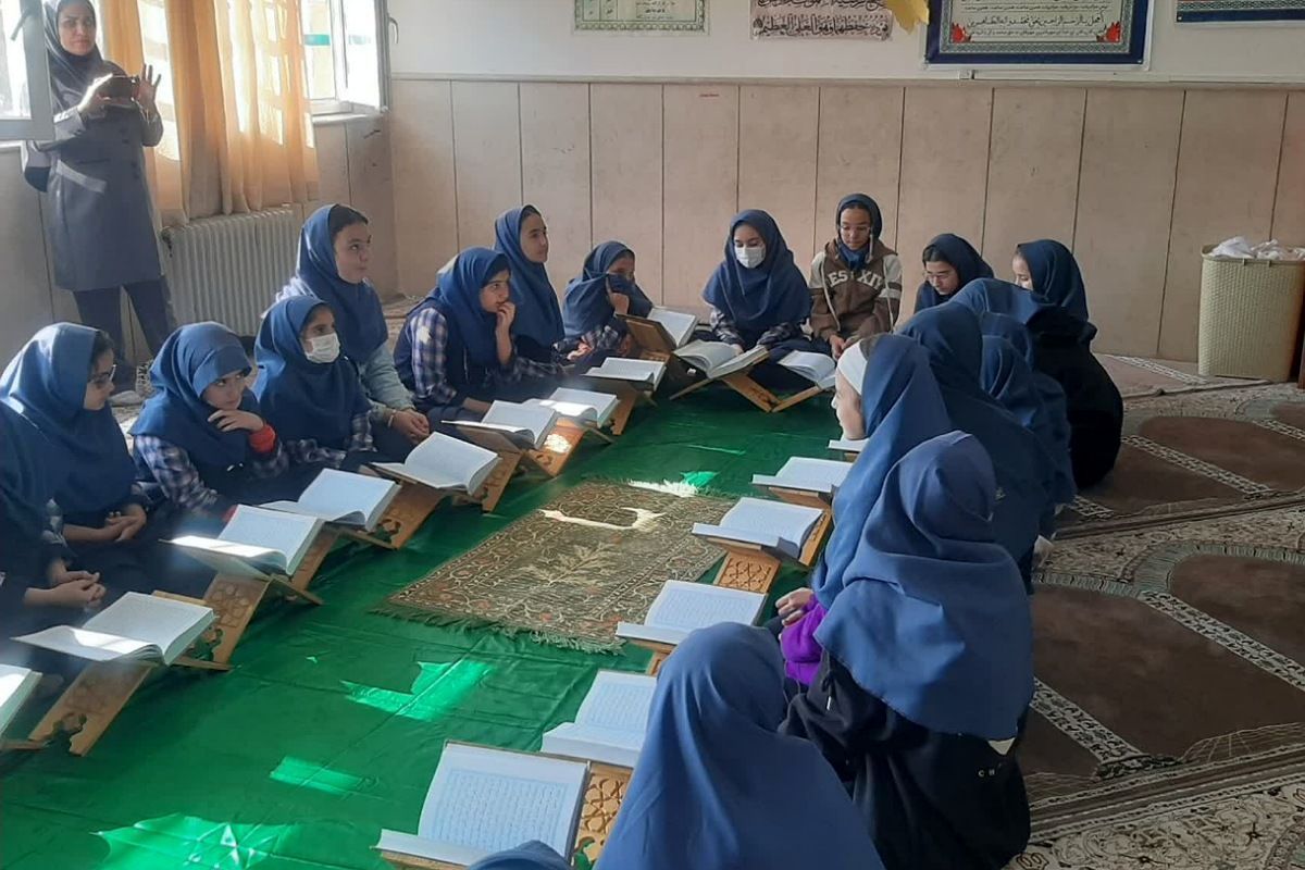 محفل انس با قرآن کریم در مدرسه نرگس و فرهیختگان2 پردیس