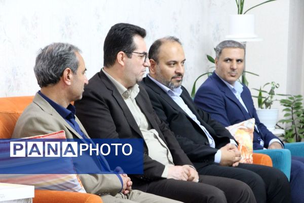 دیدار معاون پرورشی و فرهنگی وزیر آموزش و پرورش با خانواده معلم شهید «عبدالله برزگر»