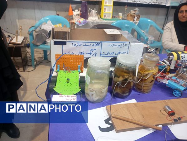 بازدید دانش آموزان هنرستان شهیدشهیدی از نمایشگاه پژوهش و فناوری در خلیل آباد 