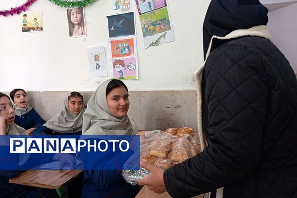 ایستگاه صلواتی دانش‌آموزان دانش‌نیا؛ تجلی ارادت به حضرت فاطمه زهرا(س)