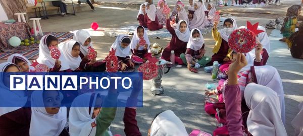 فرهنگ و شادی در جشن یلدای دانش‌آموزان دبستان مولوی فین