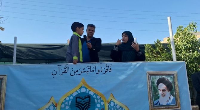 صحبت کردن مادر دانش آموز یزدی با زبان اشاره در دبستان فرهیختگان پویا