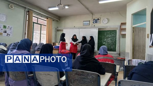 آموزش کمک‌های اولیه مانور زلزله به دانش‌آموزان دبیرستان شهید دهقان