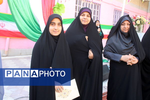 جشن دهه فجر انقلاب اسلامی در دبیرستان رضوان شهرستان بوشهر