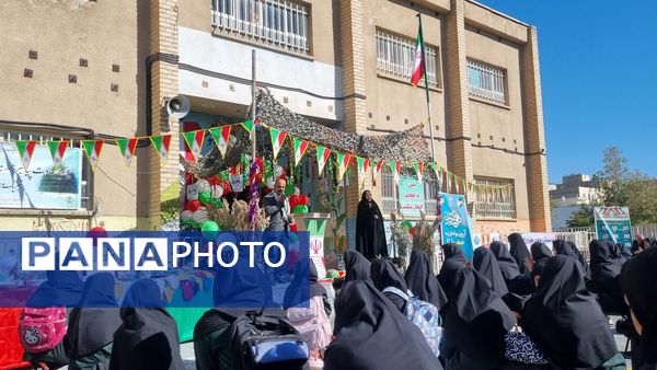 آیین نمادین نواختن زنگ مهر و مقاومت در دبیرستان حضرت معصومه(س) شهرستان فیروزکوه 