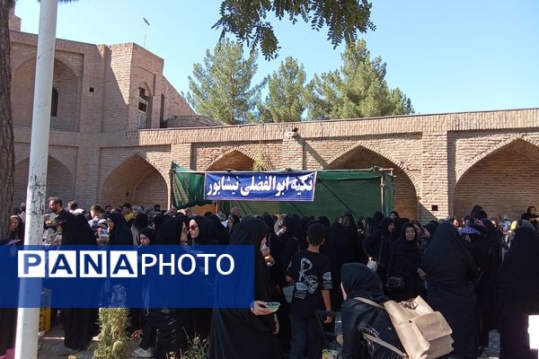 جاماندگان اربعین حسینی در  راهپیمایی حرم تا حرم نیشابور 