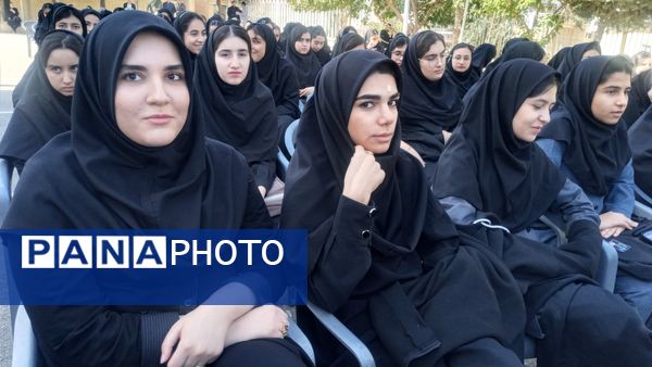 نواختن زنگ استانی مهر، ایثار و مقاومت در مدرسه نمونه دولتی ۹ دی به مناسبت آغاز سال تحصیلی و هفته دفاع مقدس