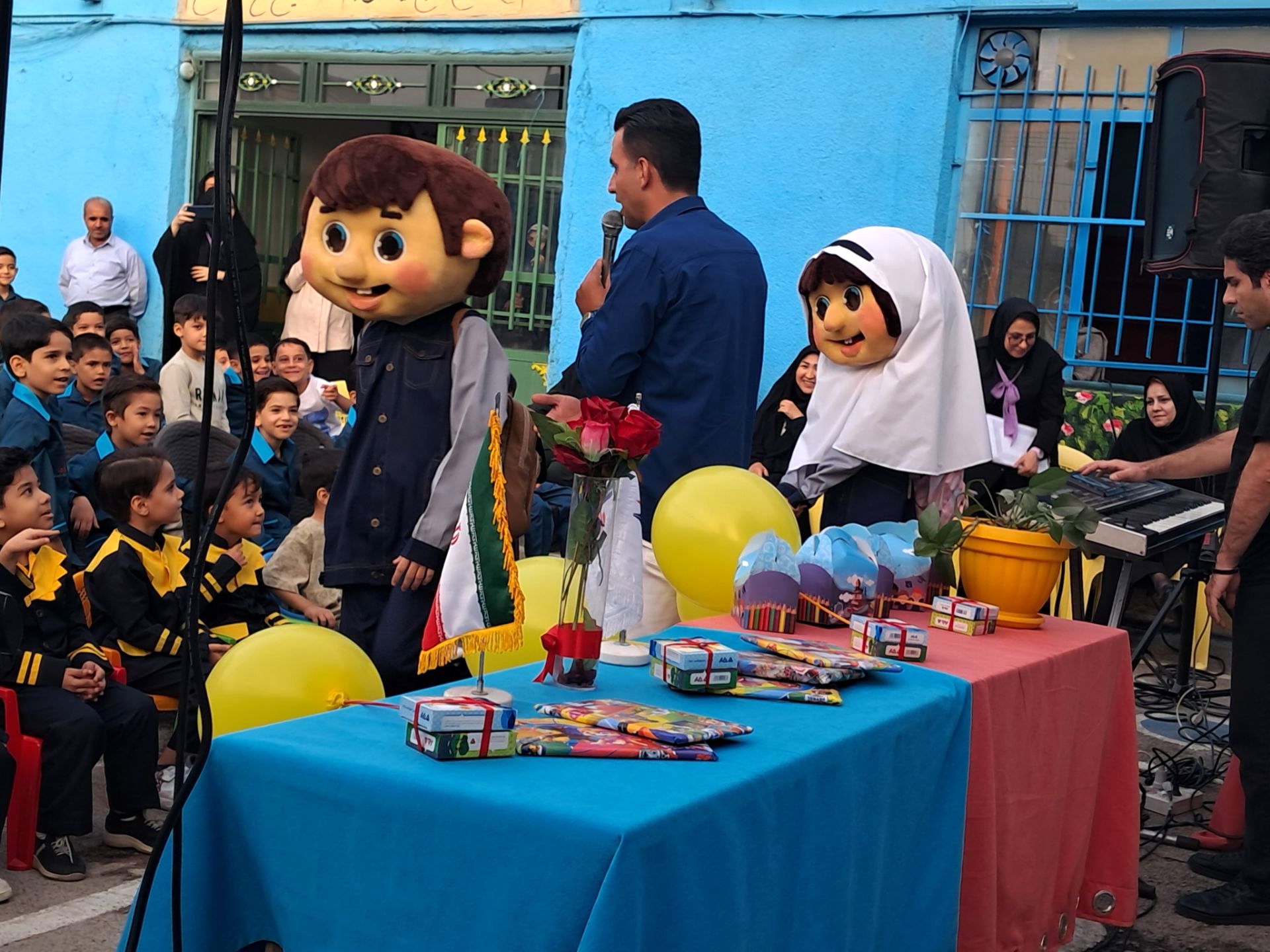 دانش آموزان در آغوش مدرسه