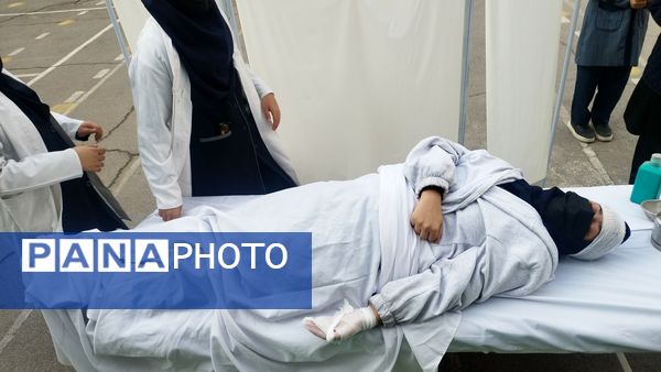 مانور زلزله با صحنه های واقعی در دبیرستان شاهد تکتم