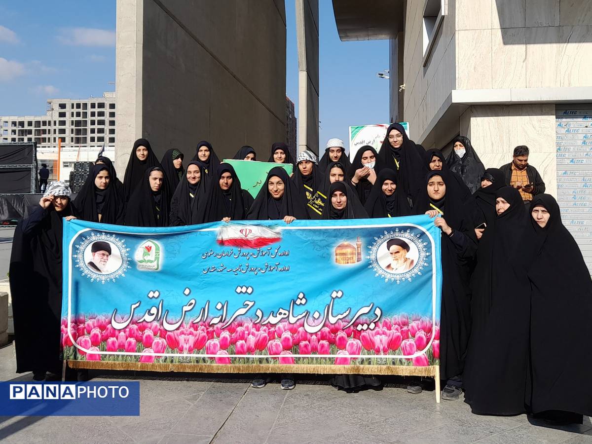 طنین فریاد «مرگ بر آمریکا» در میدان شهدا با حضور دانش‌آموزان شاهد ارض‌اقدس