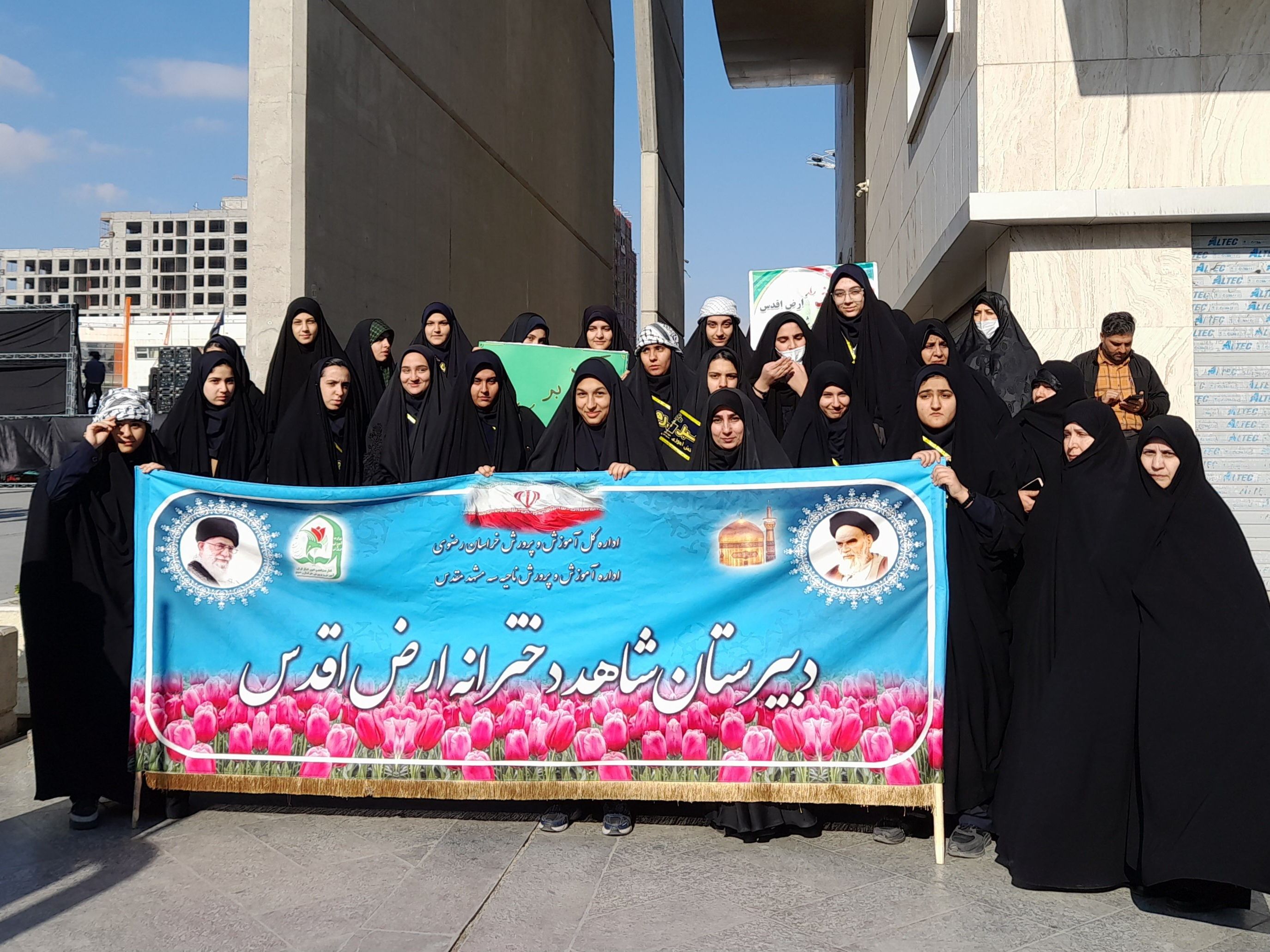 طنین فریاد «مرگ بر آمریکا» در میدان شهدا با حضور دانش‌آموزان شاهد ارض‌اقدس