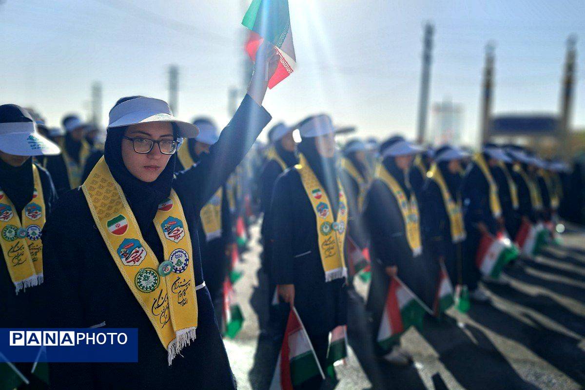 برگزاری مراسم راهپیمایی سیزده آبان با حضور دانش‌آموزان و مسئولین در ملارد