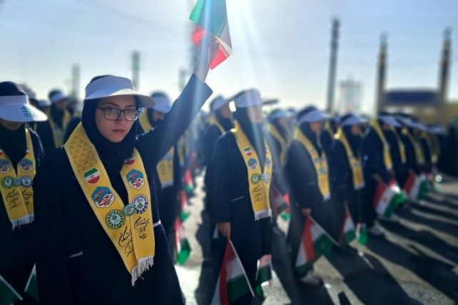 برگزاری مراسم راهپیمایی سیزده آبان با حضور دانش‌آموزان و مسئولین در ملارد