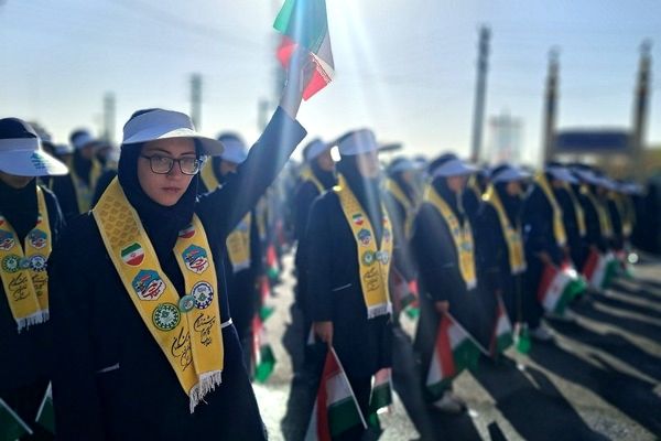 برگزاری مراسم راهپیمایی سیزده آبان با حضور دانش‌آموزان و مسئولین در ملارد