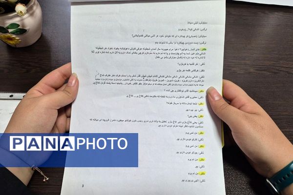  جلسات تمرین نمایش‌نامه‌خوانی در دبیرستان فرزانگان