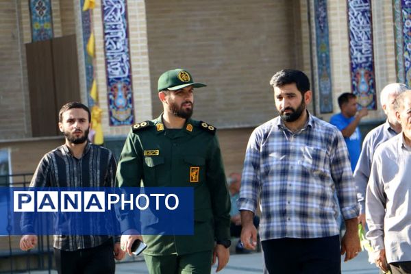 گلباران مزار شهدا به‌مناسبت هفته دفاع مقدس در آستان مقدس امامزاده بی‌بی سکینه ملارد