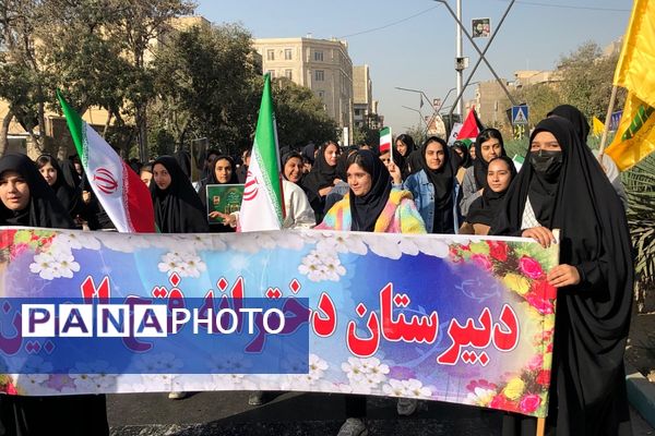 اجتماع عظیم دانش آموزان ناحیه دو شهرری به مناسبت یوم الله ۱۳ آبان در میدان نماز