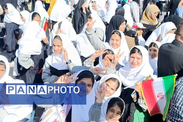 حضور پرشور دانش‌آموزان فشافویه در راهپیمایی ۱۳ آبان