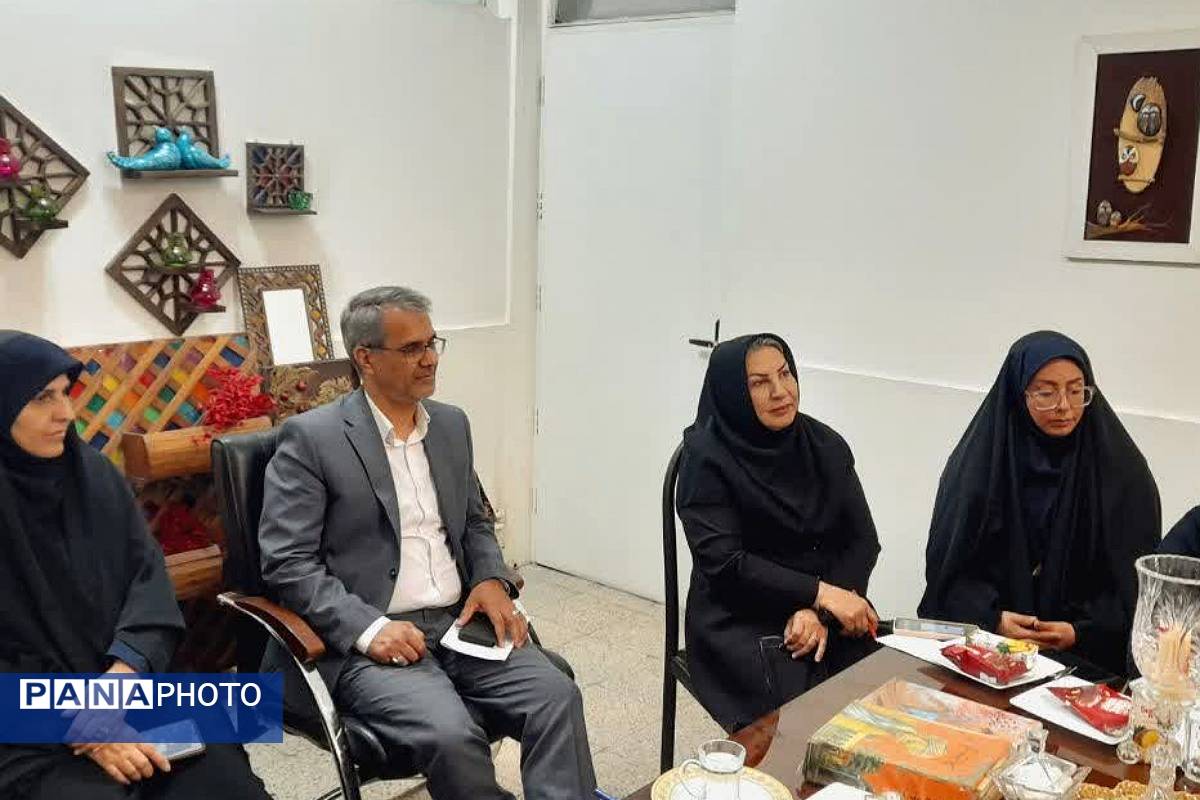 برپایی نشست ادبی به مناسبت بزرگداشت روز معلم و سعدی شیرازی