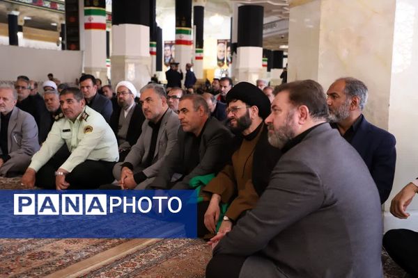 ادای احترام مسئولان قم به شهدا در هفته دولت