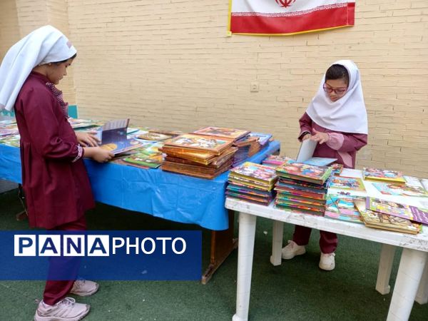نمایشگاه کتاب در دبستان مریم بندرعباس