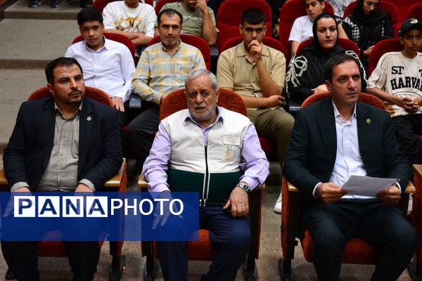 تجلیل از پسران ممتاز دبیرستان امام رضا در بهارستان‌دو