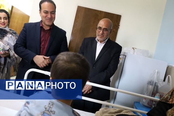 عیادت مدیرکل آموزش و پرورش استان از دانش‌آموزان بستری در بخش آنکولوژی و خون بیمارستان شهید صدوقی 