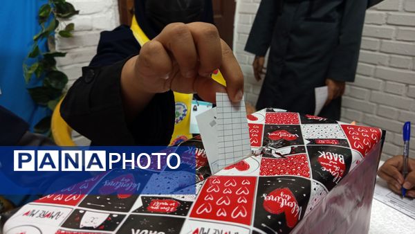 دانش آموزان دبیرستان صدیقه یک نمایندگان خود را برگزیدند 