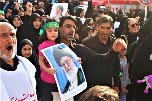 حماسه حضور نوجوانان کفن‌پوش قمی در راهپیمایی «عهد خون»