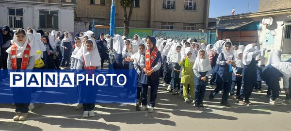 بازدید سبزپوشان نیروی انتظامی با دانش‌آموزان مدرسه ربابه هاشمیان یزدی