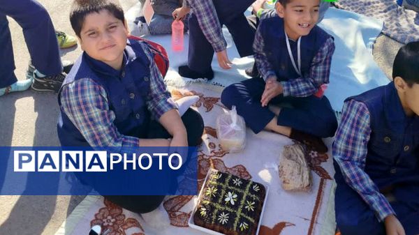 ترویج تغذیه سالم با برگزاری اردوی حیاطی در دبستان فطرت