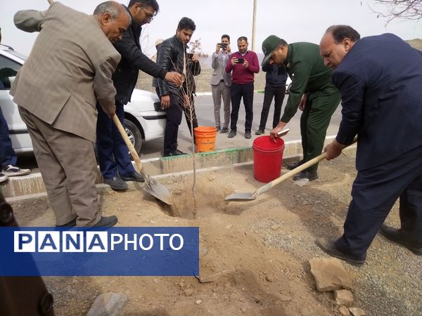مراسم درخت کاری در مدرسه پویندگان فرهنگ شهرستان خلیل آباد 