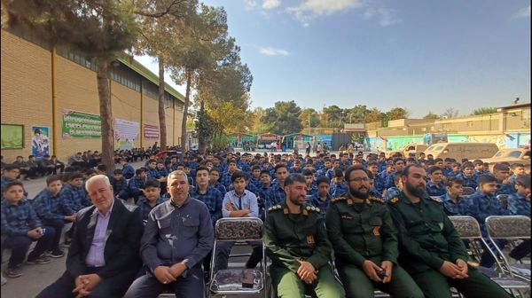 دفاع مقدس در قاب تاریخ میان دانش آموزان