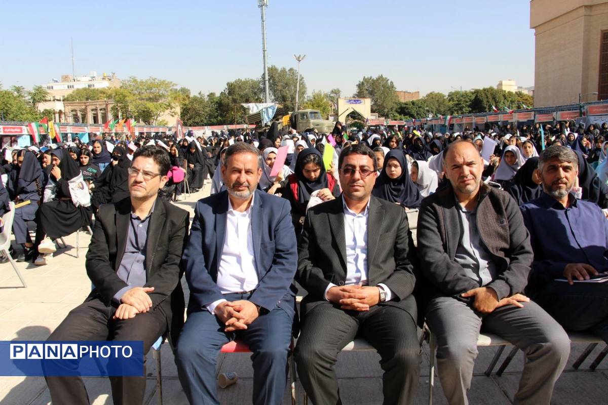 نمایشگاه هفته دفاع مقدس لاله‌های روشن در تبریز 
