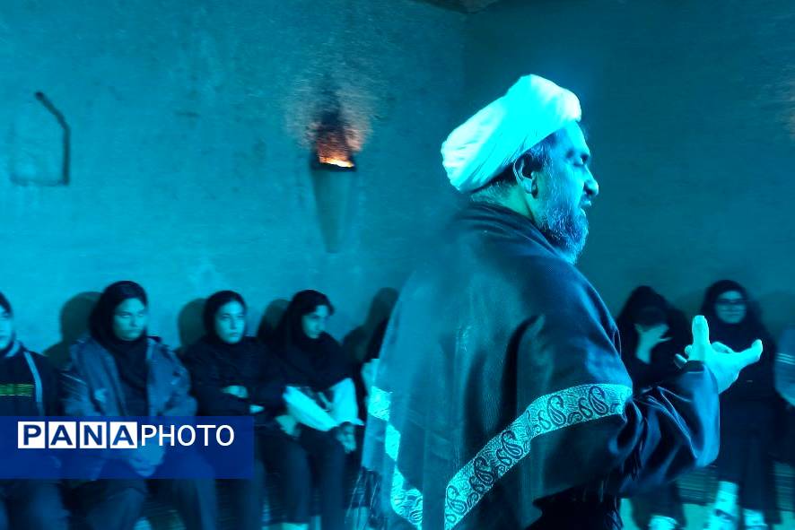 بازدید دانش‌آموزان دبیرستان یادگار امام از کوچه‌های بنی‌هاشم؛ روایتی از همدلی و سوگواری