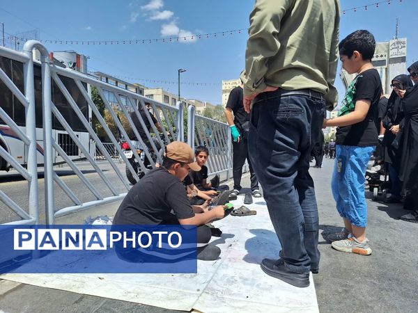 قدم‌هایی تا بهشت؛ جاماندگان اربعین در مشهد رهسپار حرم مطهر رضوی شدند