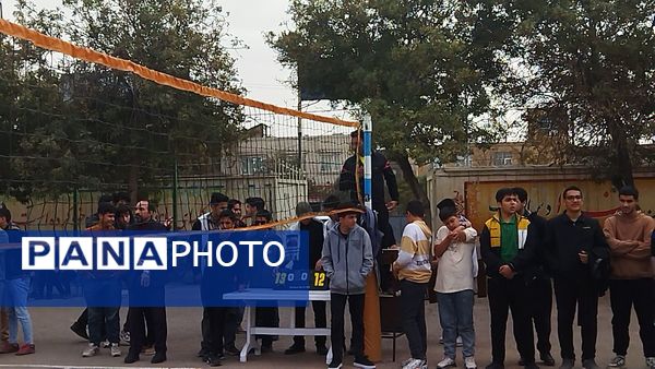 مسابقه والیبال بین دو تیم منتخب دبیران و منتخب دانش آموزان در دبیرستان شاهد ابوذر غفاری 