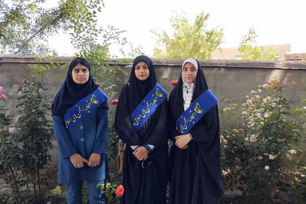 دیدار اعضای انجمن اسلامی هنرستان بصیرت آشخانه با همسر جانباز رسایی پور