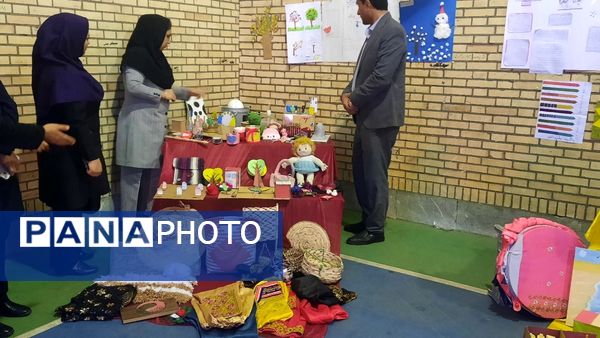 بازدید مدیر آموزش و ‌پرورش حاجی‌آباد از نمایشگاه خلاقیت‌های دانش‌آموزی دبستان استقلال  