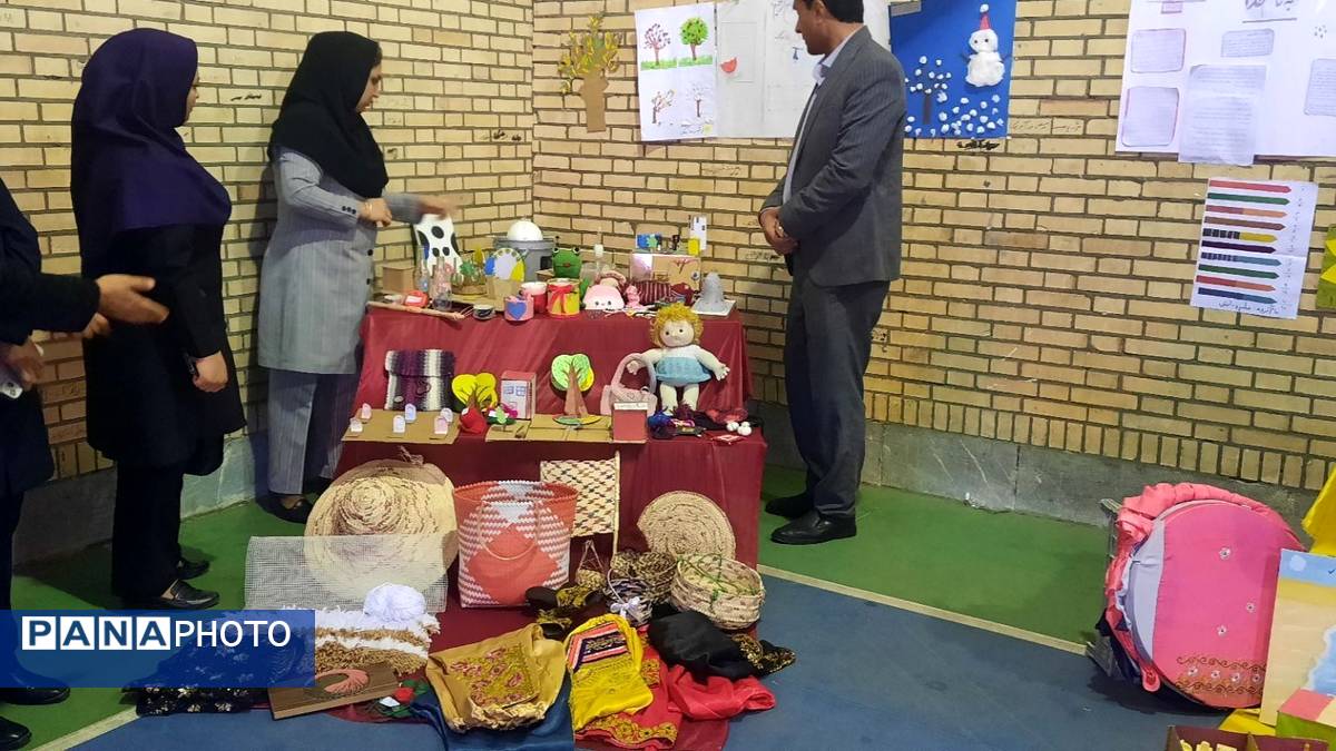 بازدید مدیر آموزش و ‌پرورش حاجی‌آباد از نمایشگاه خلاقیت‌های دانش‌آموزی دبستان استقلال  