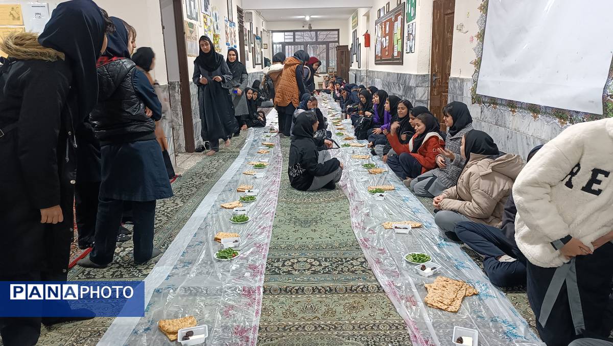 برپایی سفره افطاری در دبیرستان عطیه ناحیه هفت 