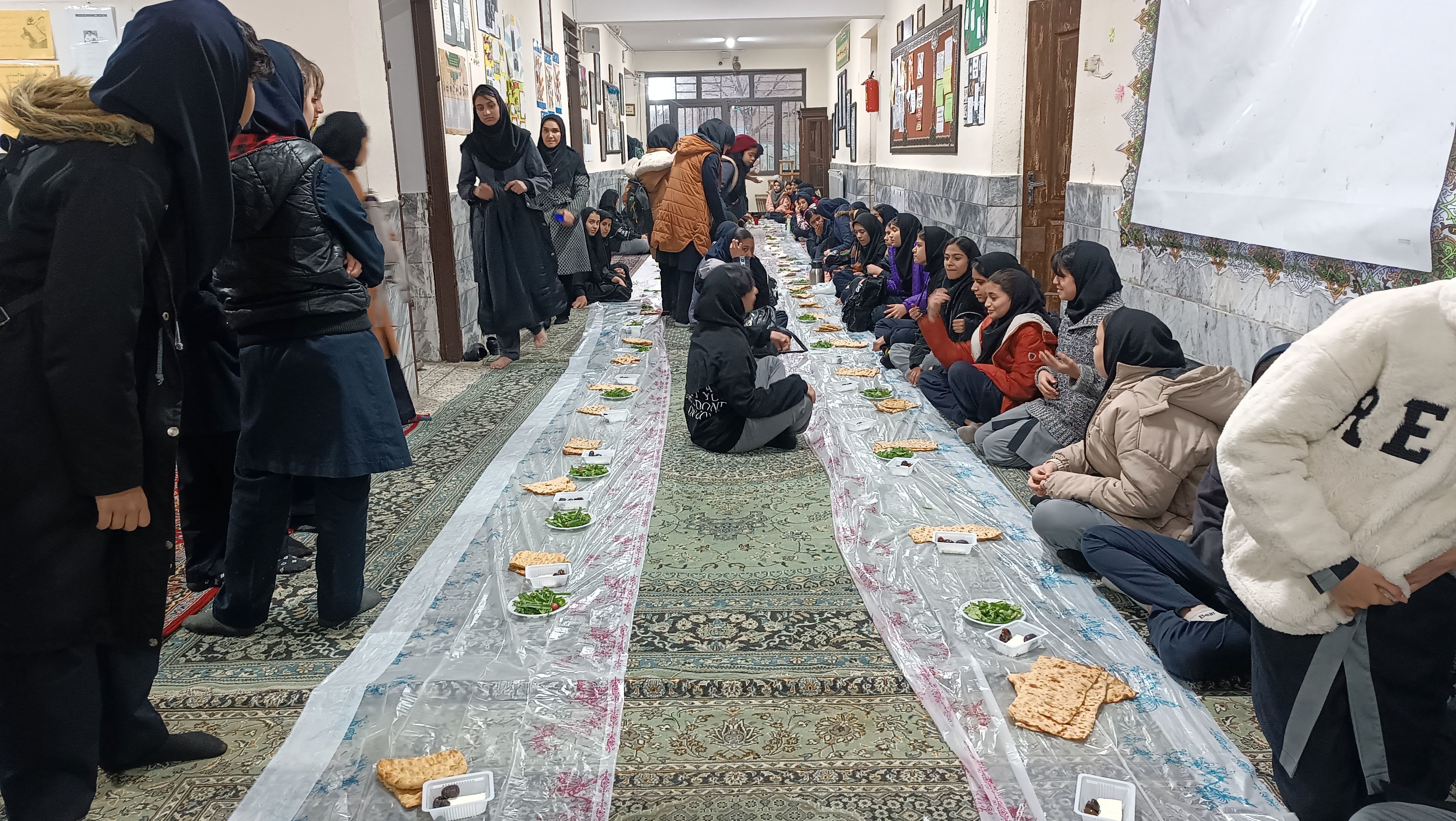 برپایی سفره افطاری در دبیرستان عطیه ناحیه هفت 