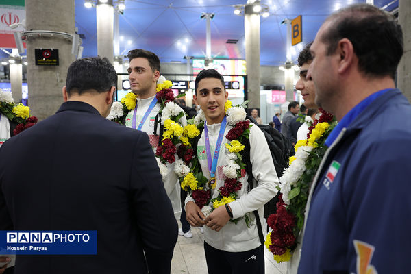 بازگشت طلایی‌پوشان بلندقامت دانش‌آموز ایران با کاپ قهرمانی