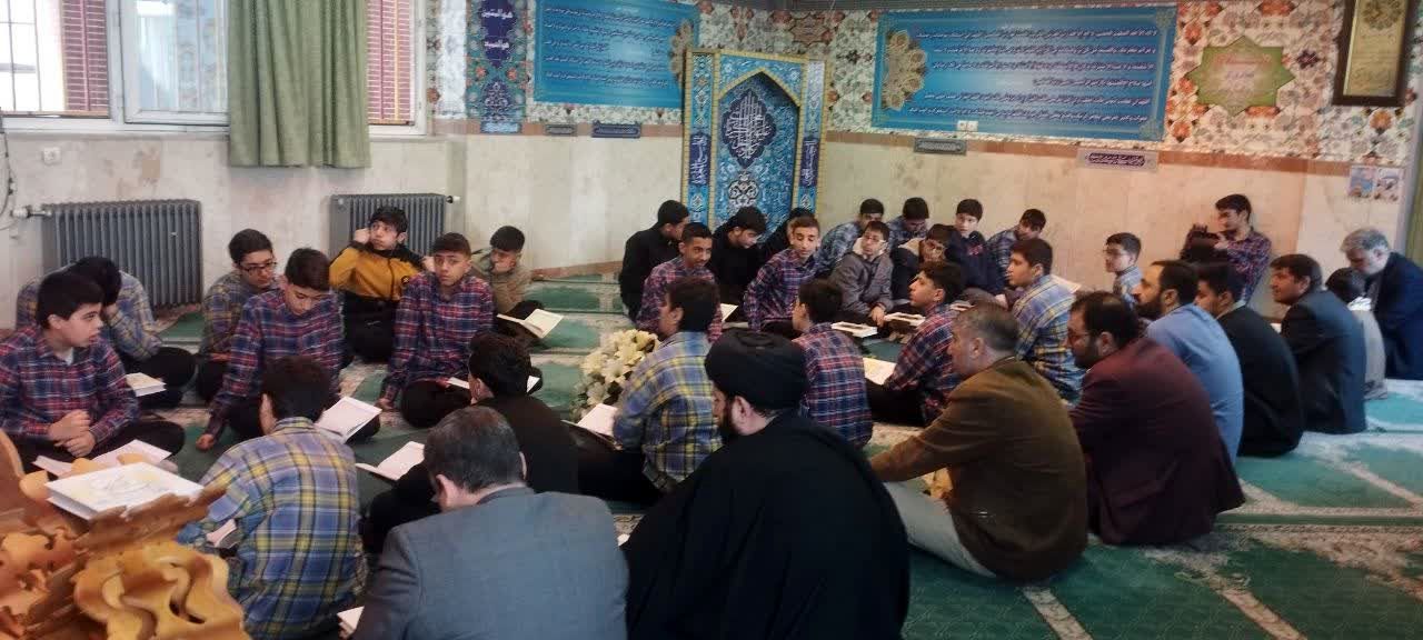 محفل انس با قرآن در دبیرستان شهدای مدافع حرم منطقه ۱۰