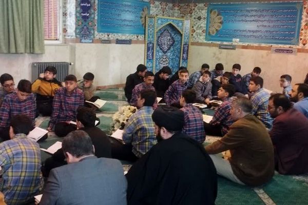 محفل انس با قرآن در دبیرستان شهدای مدافع حرم منطقه ۱۰